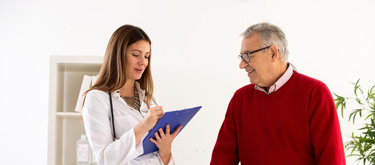 健康 professional assisting patient